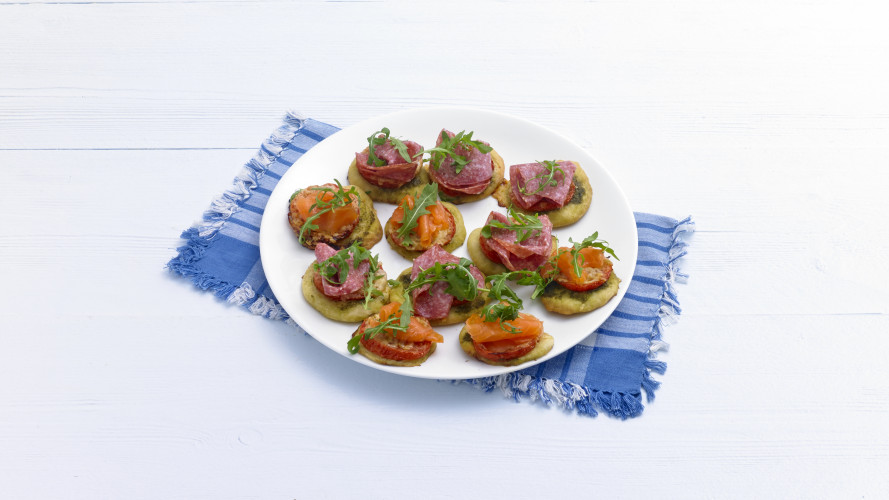 Minipizza’s met salami of zalm 