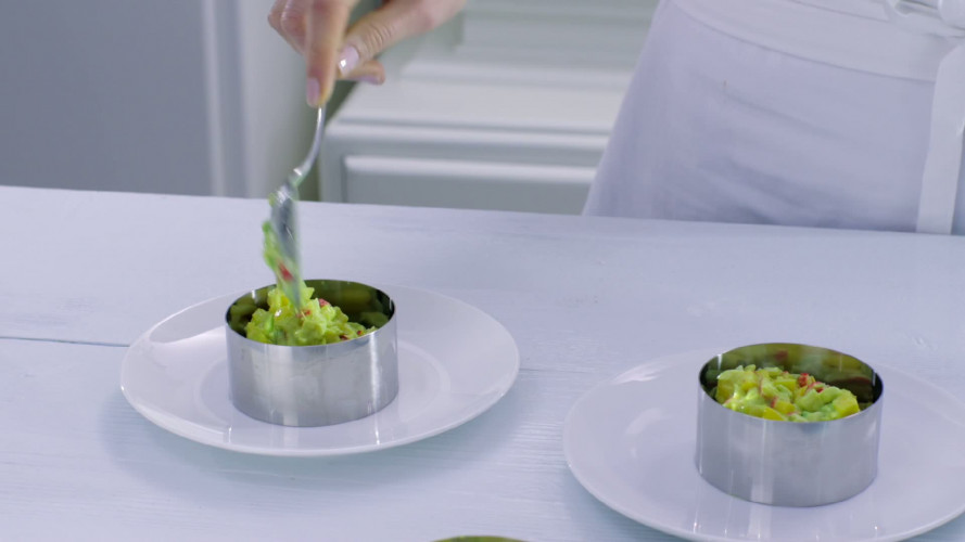 Krabtartaar met avocado en mango stap 6.mov