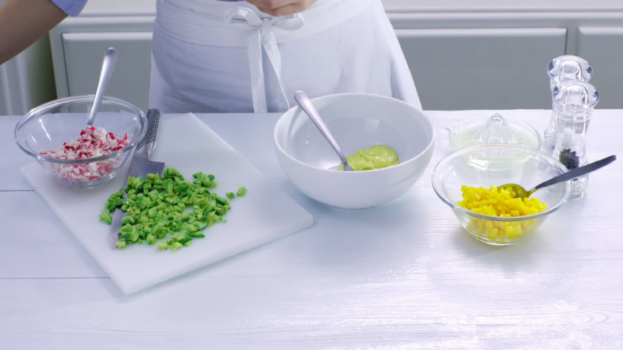 Krabtartaar met avocado en mango stap 5.mov