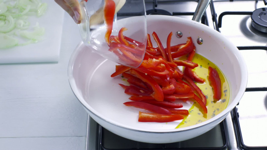 Couscous met gestoofde paprika en garnalen stap 2.mov