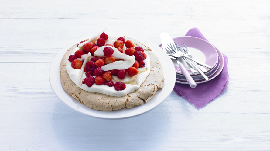 Pavlova met aardbeien en frambozen