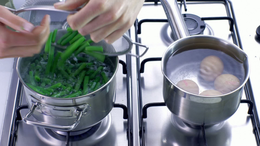 Pastasalade niçoise stap 2.mov