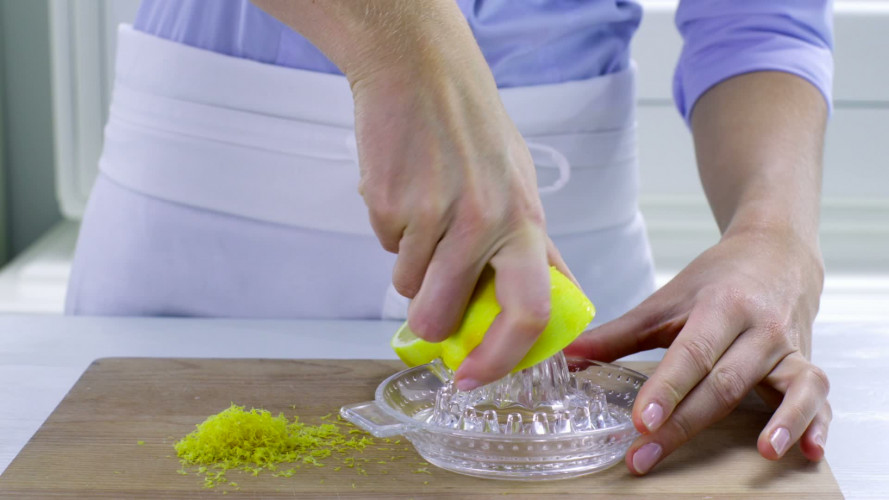 Pavlova met aardbeien en frambozen stap 2.mov