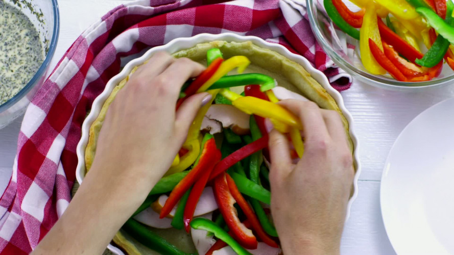 Hartige taart met kip en paprika op parmezaanbodem stap 11.mov