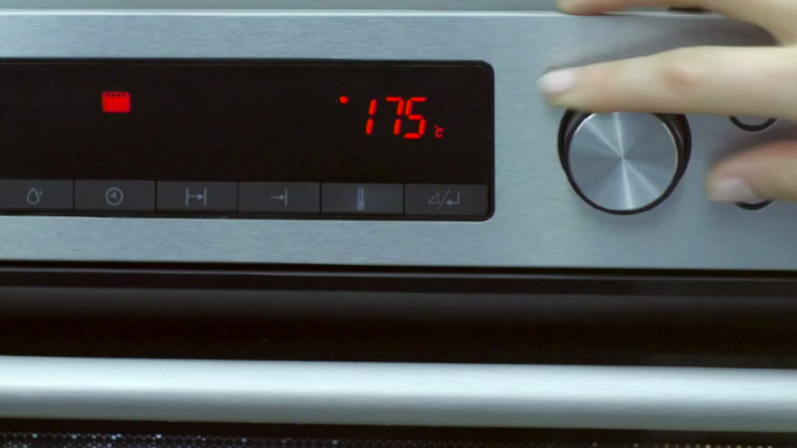 Hartige taart met kip en paprika op parmezaanbodem stap 4.mov