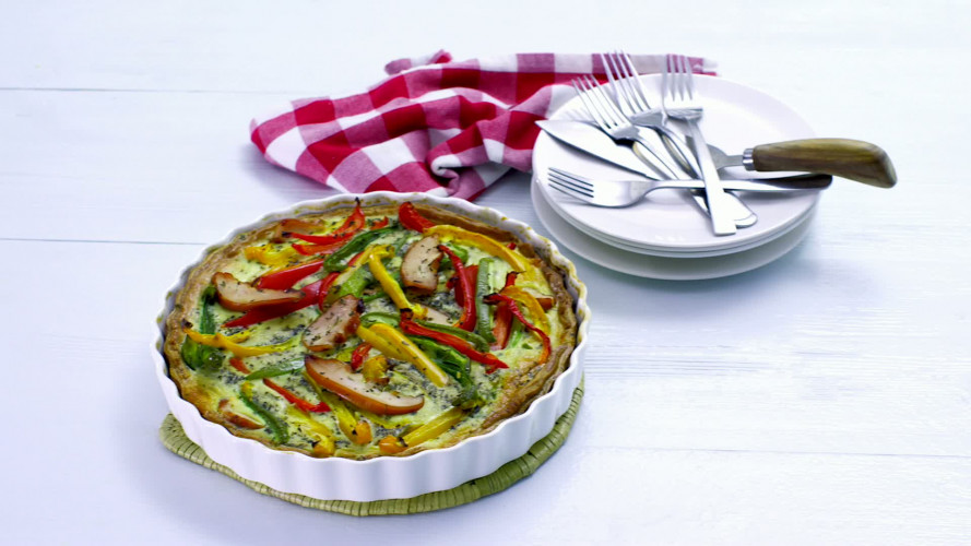 Hartige taart met kip en paprika op parmezaanbodem stap 12.mov