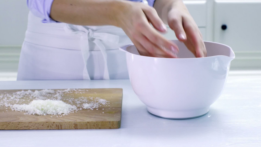 Hartige taart met kip en paprika op parmezaanbodem stap 1.mov