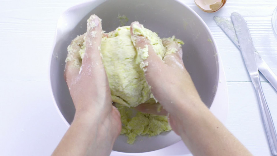 Hartige taart met kip en paprika op parmezaanbodem stap 3.mov