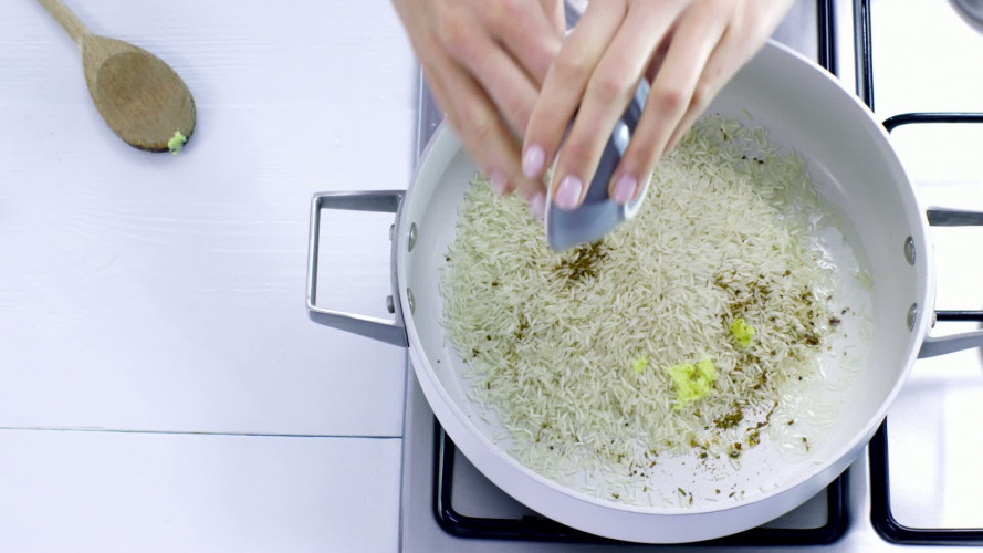 Indiase kipspies met spicy pilavrijst stap 5.mov