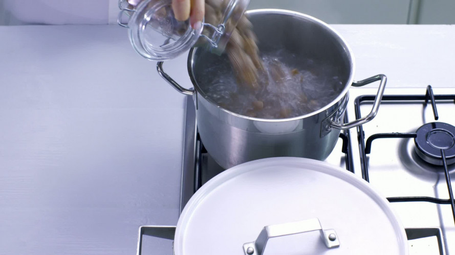 Speltpasta met broodkruim en romige prei stap 7.mov