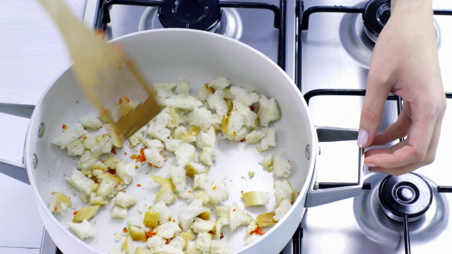 Speltpasta met broodkruim en romige prei stap 4.mov