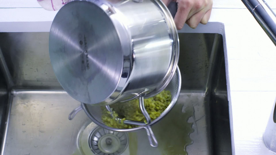 Freekeh met haricots verts, spek en ui stap 3.mov