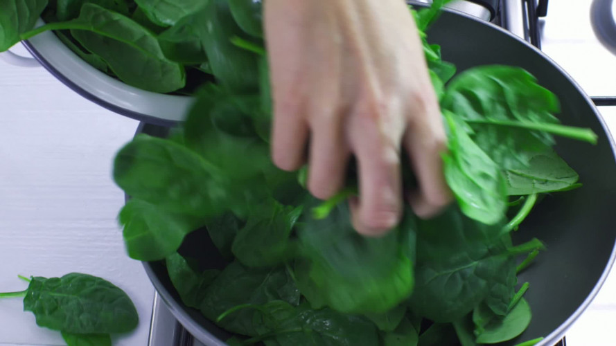 Farro met kip, spinazie en paddenstoelen stap 3.mov
