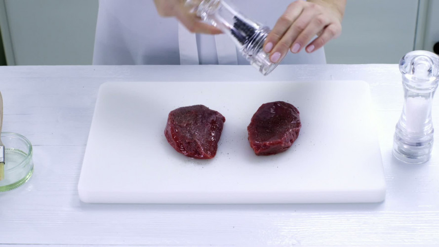 Ossenhaas tataki met noedels en radijs stap 1.mov