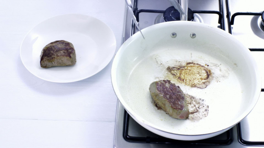 Ossenhaas tataki met noedels en radijs stap 2.mov