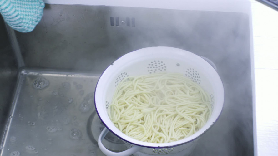 Ossenhaas tataki met noedels en radijs stap 5.mov