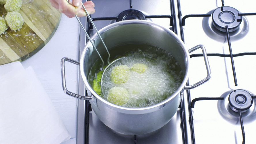 Gefrituurde risottoballetjes met mozzarella stap 10.mov