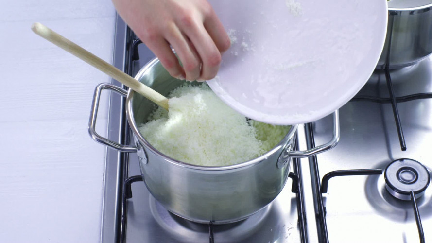 Gefrituurde risottoballetjes met mozzarella stap 5.mov