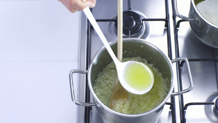 Gefrituurde risottoballetjes met mozzarella stap 4.mov