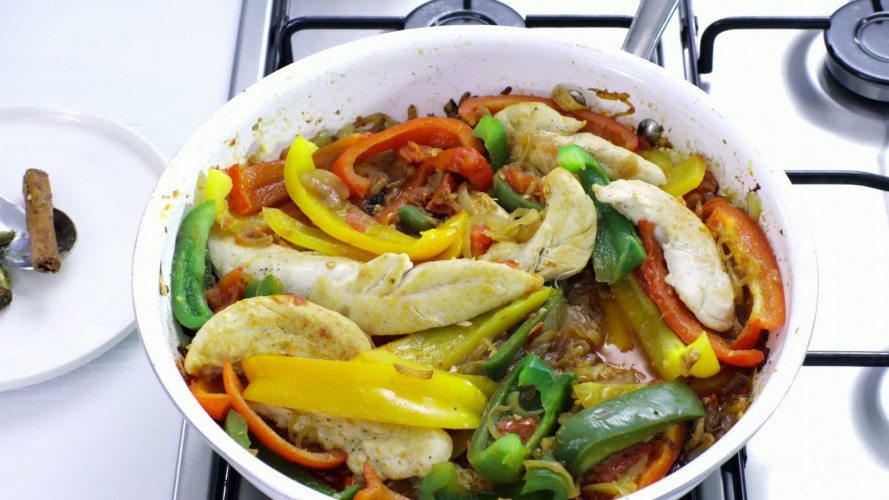 Kruidige gele rijst met kip en paprika stap 8.mov