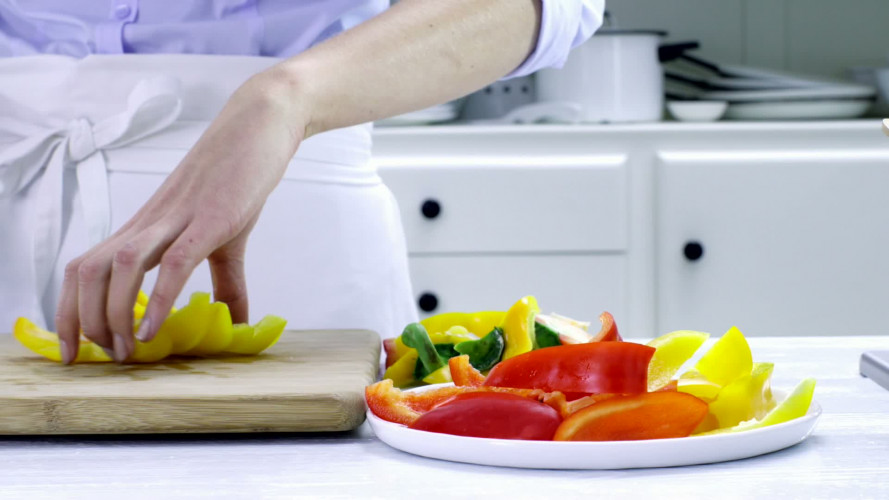 Kruidige gele rijst met kip en paprika stap 5.mov