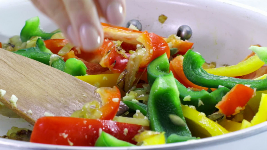 Kruidige gele rijst met kip en paprika stap 6.mov