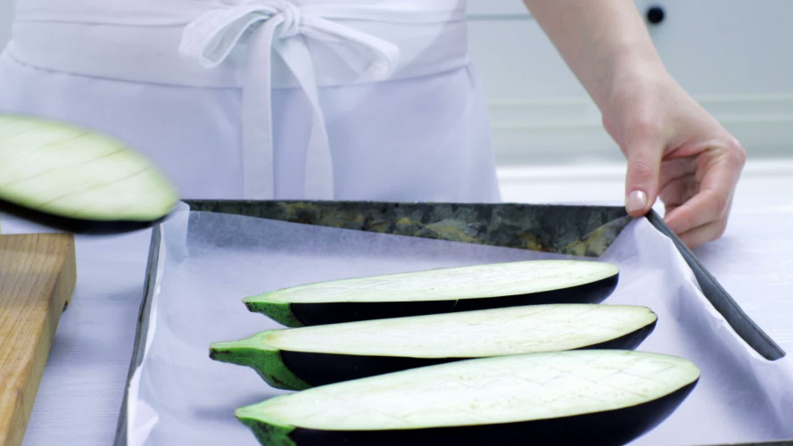 Aubergine gevuld met batata harrava stap 3.mov