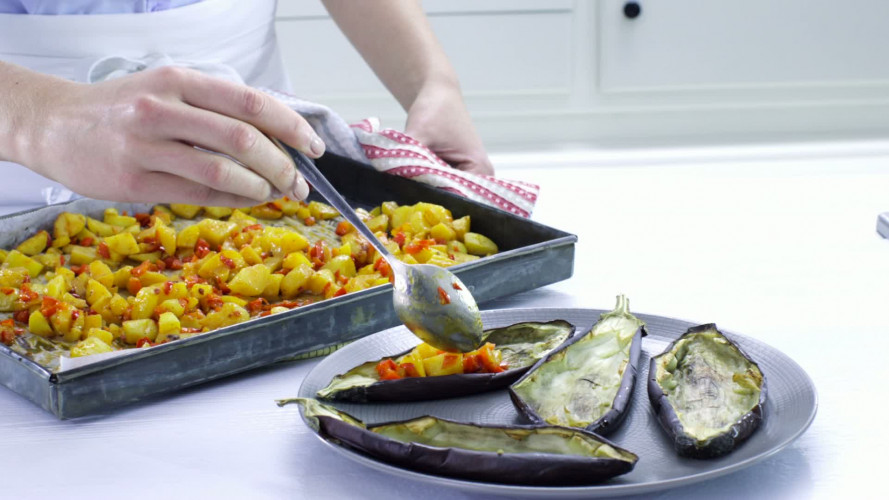 Aubergine gevuld met batata harrava stap 11.mov