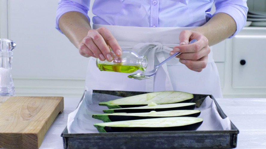 Aubergine gevuld met batata harrava stap 4.mov
