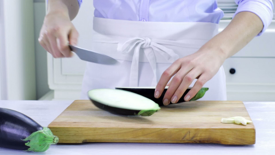 Aubergine gevuld met batata harrava stap 2.mov