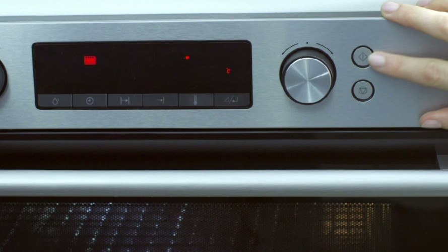 Aubergine gevuld met batata harrava stap 1.mov