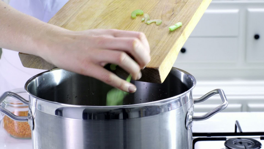 Linzensoep met korianderpesto stap 2.mov