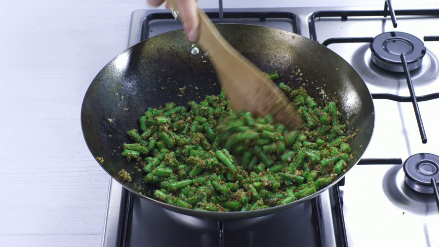 Poriyal (indiaas gebakken groenten) stap 3.mov