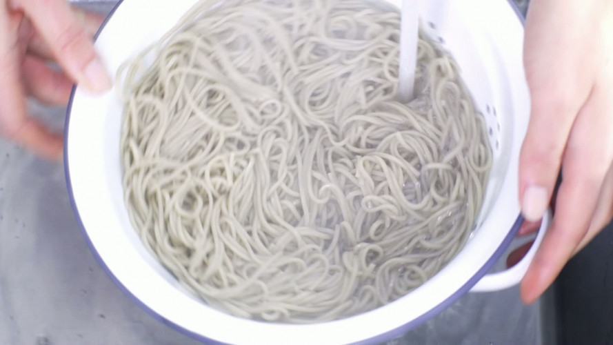 Sobanoedels met tofu en sugarsnaps stap 1.mov