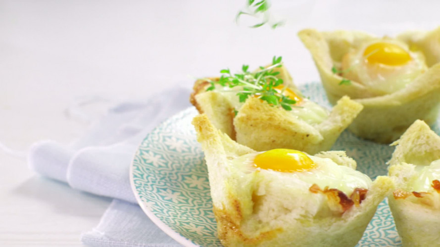 Ontbijtquiches van brood, spek en ei stap 6.mov