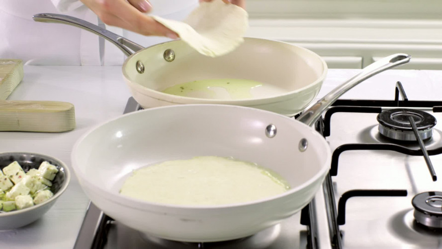 Panpizza met witte kaas en wortelsalade stap 3.mov