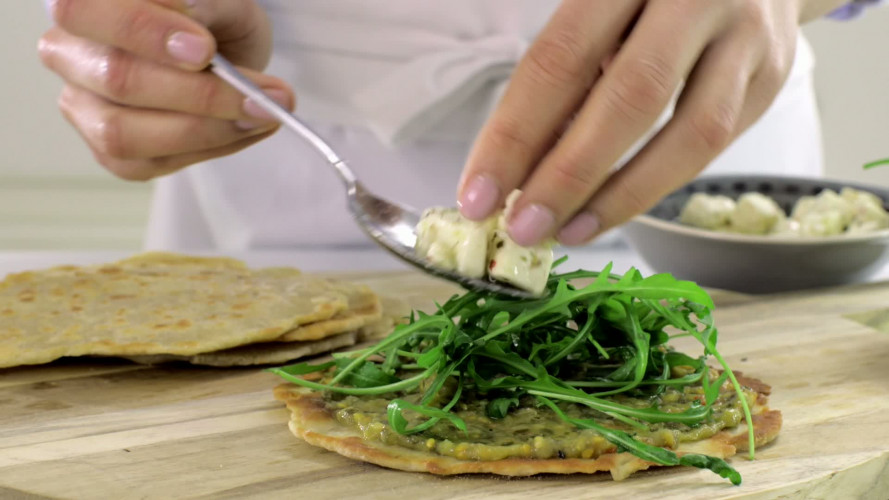 Panpizza met witte kaas en wortelsalade stap 6.mov