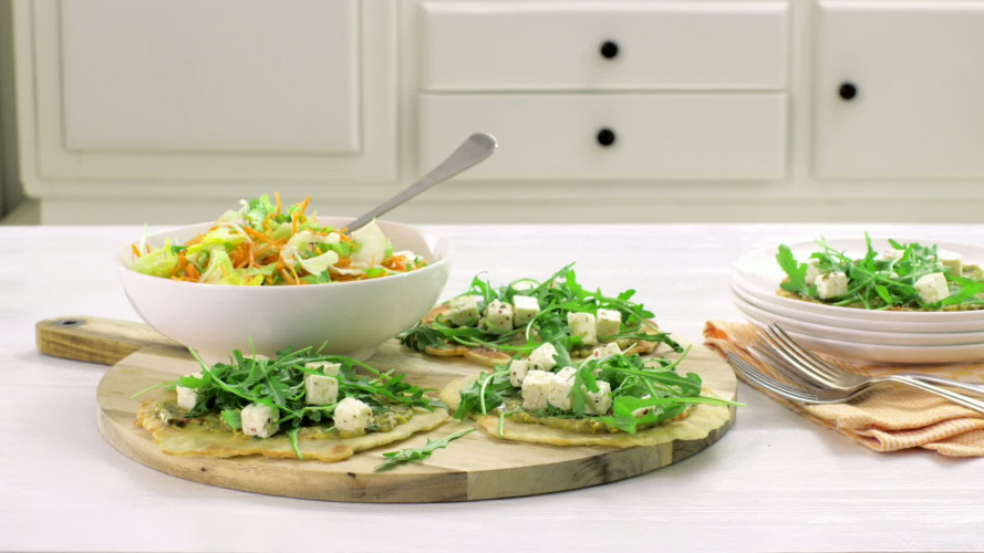 Panpizza met witte kaas en wortelsalade stap 7.mov