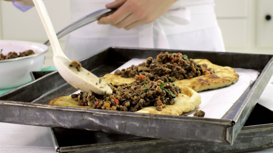 Pizza van naanbrood met vegagehakt stap 4.mov