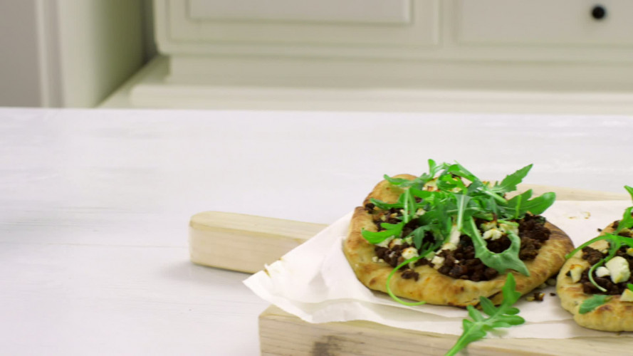 Pizza van naanbrood met vegagehakt stap 7.mov