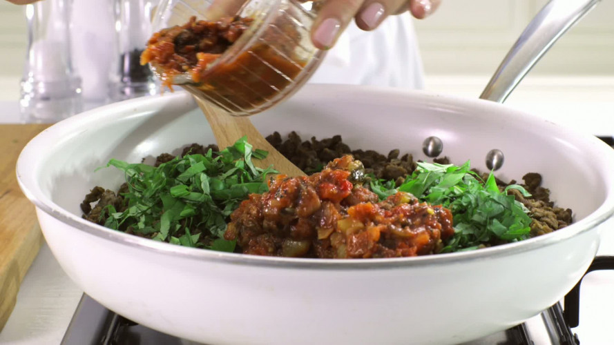 Pizza van naanbrood met vegagehakt stap 3.mov