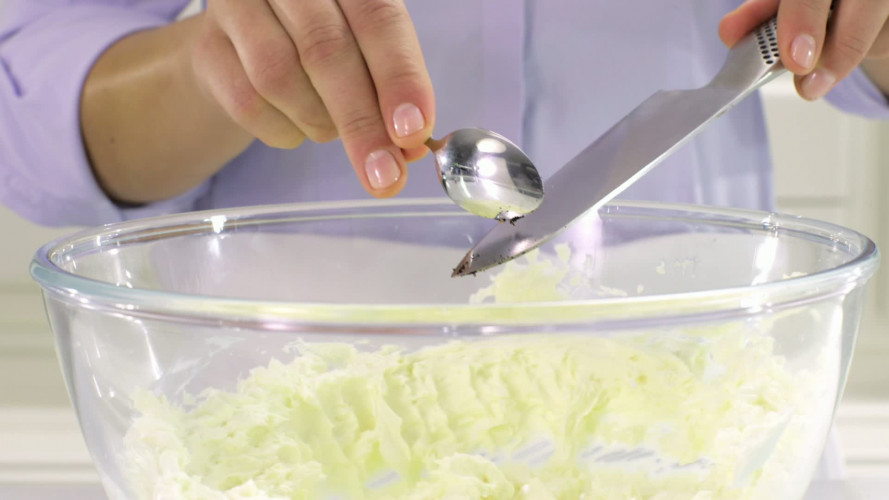 Vanille-kaneelcheesecake met dadel-notenbodem stap 5.mov