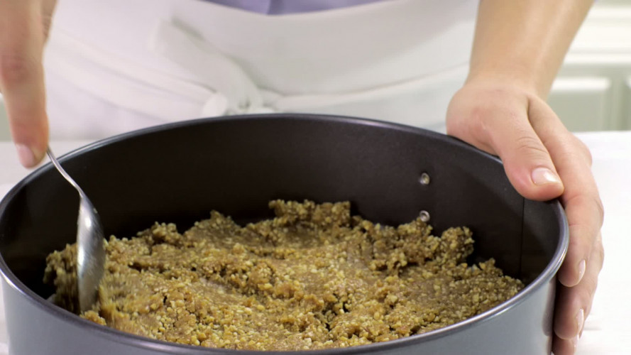 Vanille-kaneelcheesecake met dadel-notenbodem stap 3.mov
