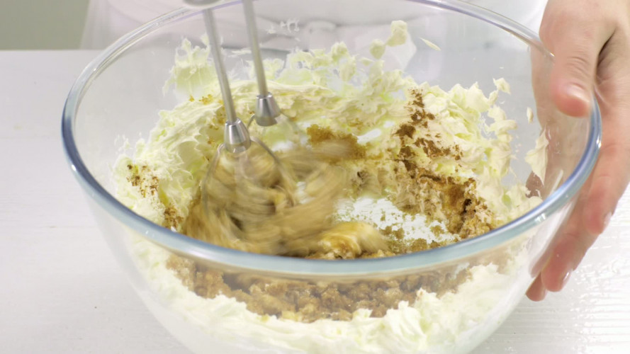 Vanille-kaneelcheesecake met dadel-notenbodem stap 6.mov