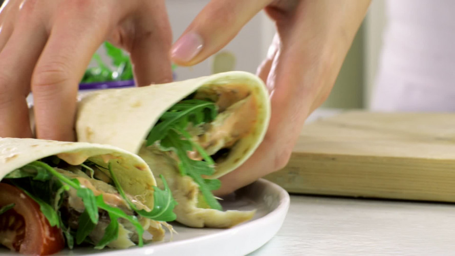 Wrap met makreel, tomaat en rucola stap 5.mov