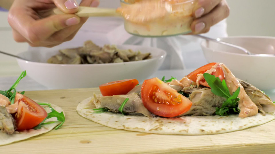 Wrap met makreel, tomaat en rucola stap 4.mov