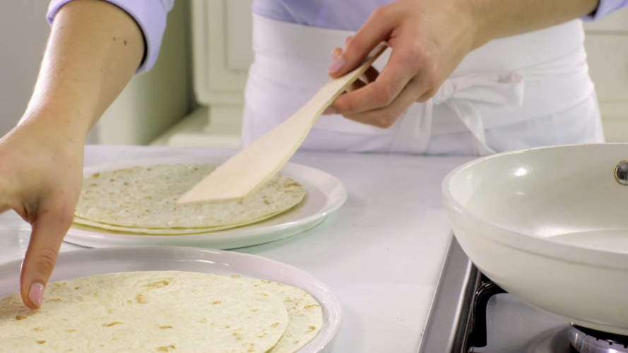 Wrap met makreel, tomaat en rucola stap 2.mov