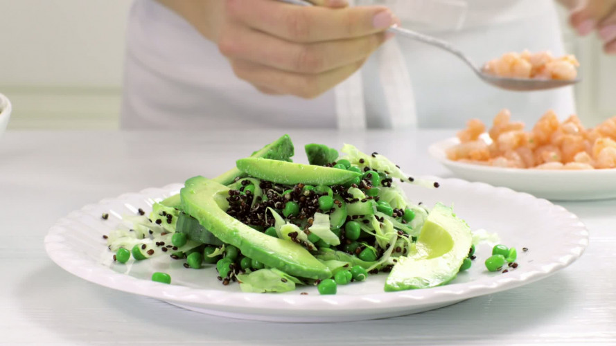 Quinoasalade met avocado en garnalen stap 8.mov