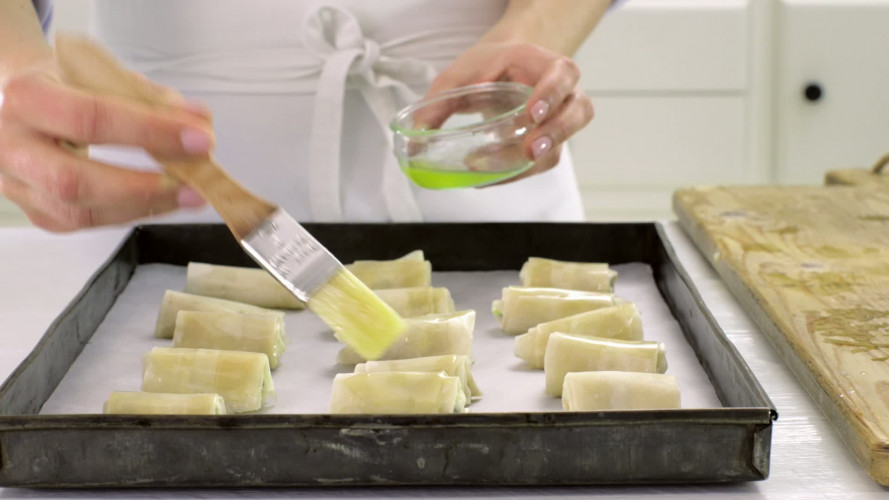 Knapperige courgetterolletjes stap 9.mov