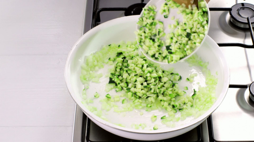 Knapperige courgetterolletjes stap 3.mov